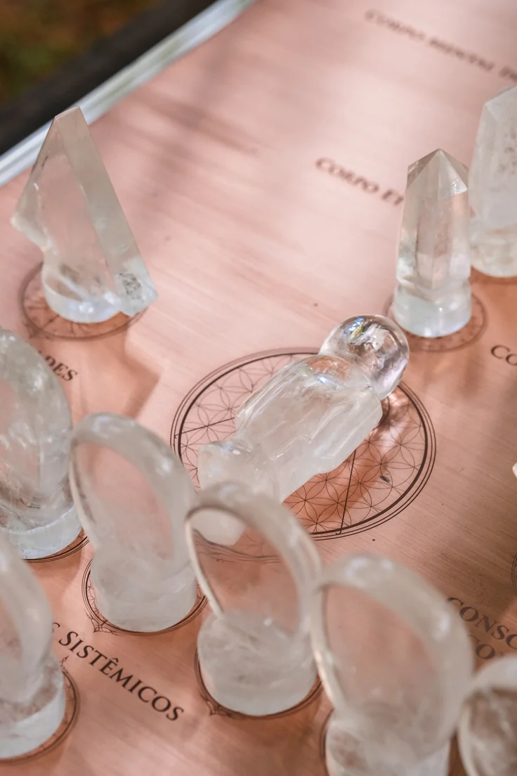 Peças de quartzo sobre a superfície gravada da Mesa