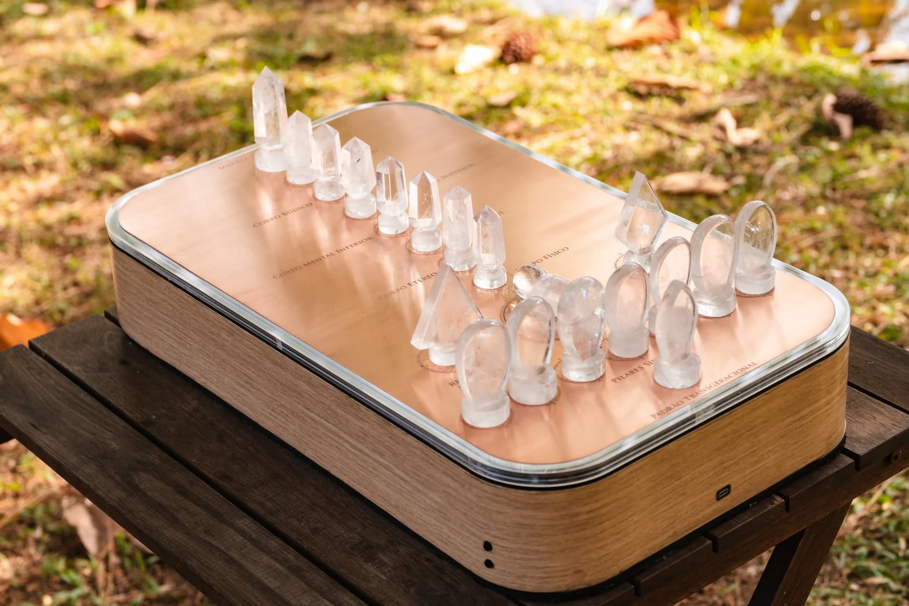 Mesa Metacampo com peças de quartzo, fotografada na natureza