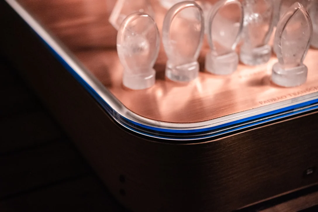 Mesa Metacampo em estúdio — detalhe das peças de cristal