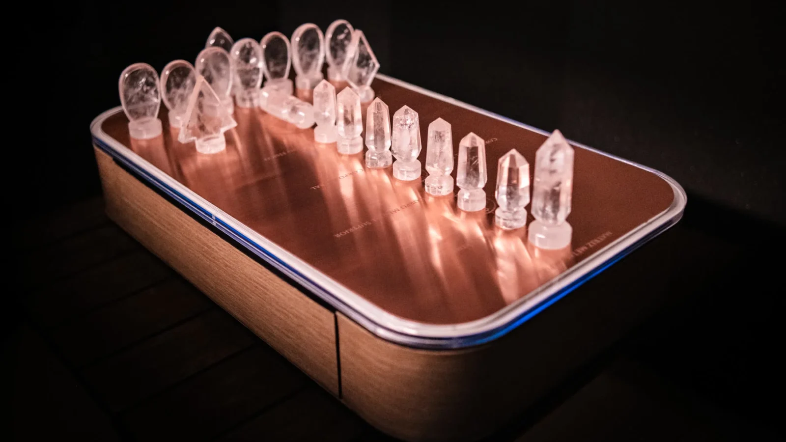 Mesa Metacampo iluminada no escuro, com as peças de cristal de quartzo sobre o cobre